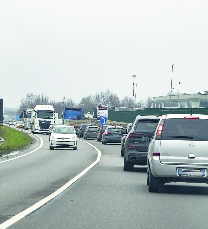
	Colonne di auto imbottigliate a Ubersetto

