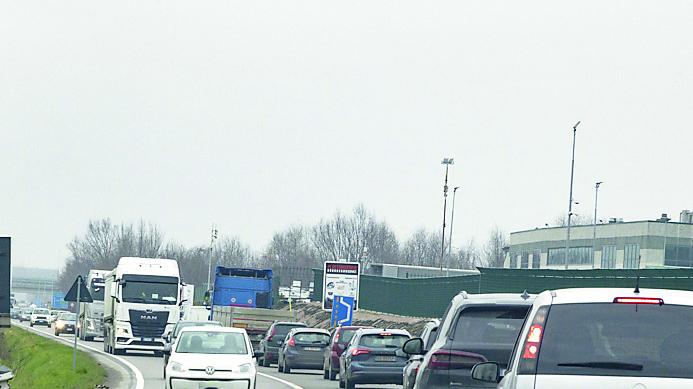 Colonne di auto imbottigliate a Ubersetto