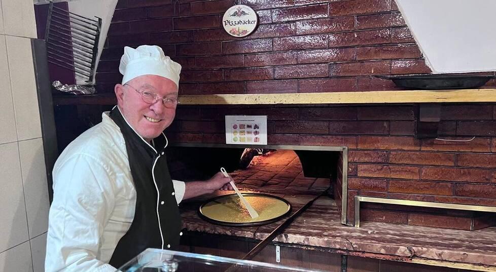 
	Valter Ginanneschi che sta per infornare la torta al Bar Roma

