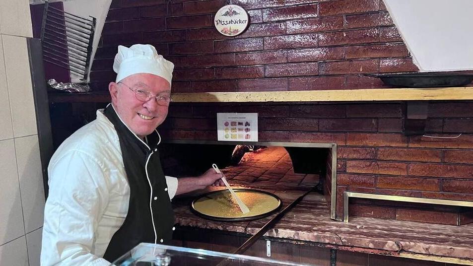 Valter Ginanneschi che sta per infornare la torta al Bar Roma