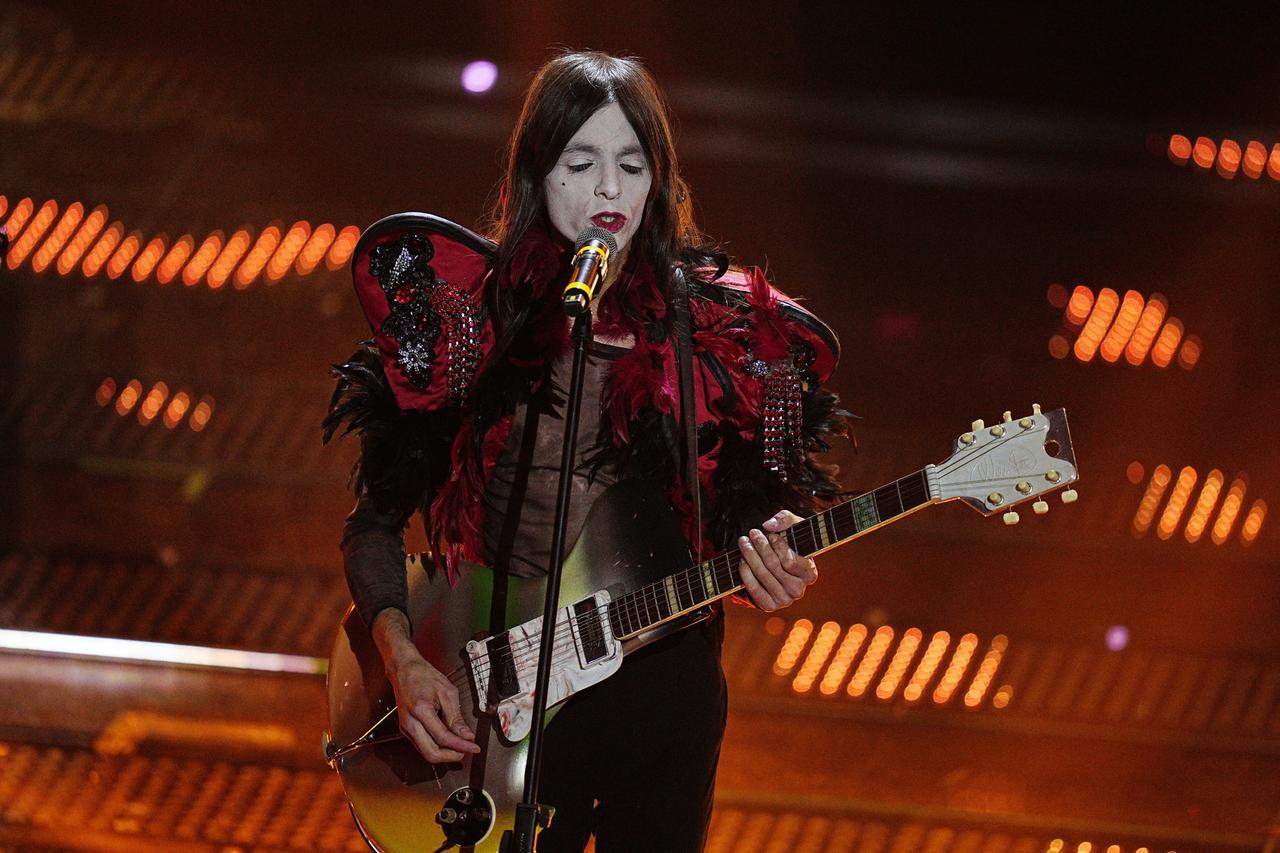 Sanremo, Lucio Corsi alla finale del festival con una chitarra Wandrè made in Cavriago