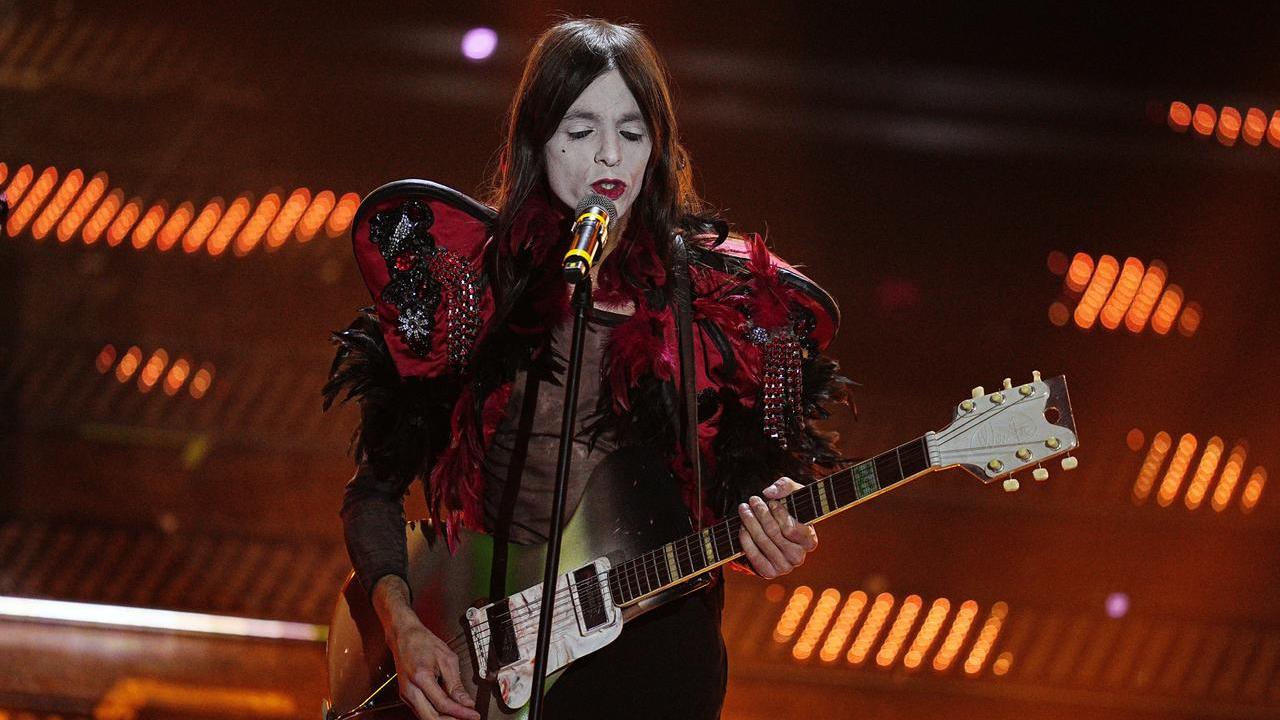 Sanremo, Lucio Corsi alla finale del festival con una chitarra Wandrè made in Cavriago