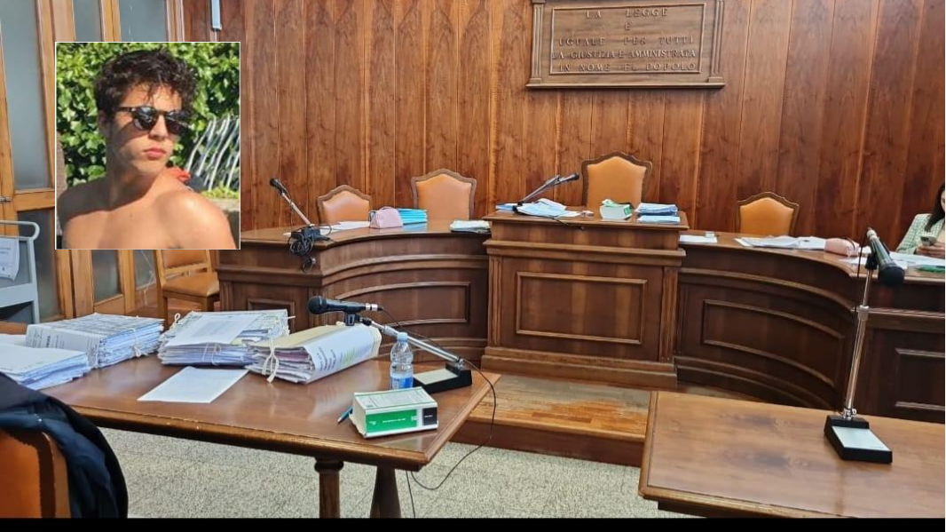 Un'aula di tribunale e Ciro Grillo