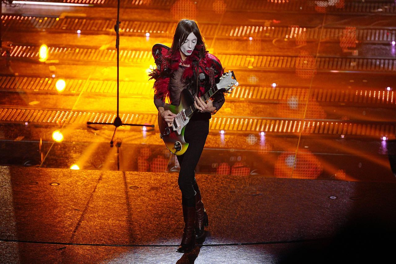 
	Lucio Corsi e la chitarra Wandr&egrave;

