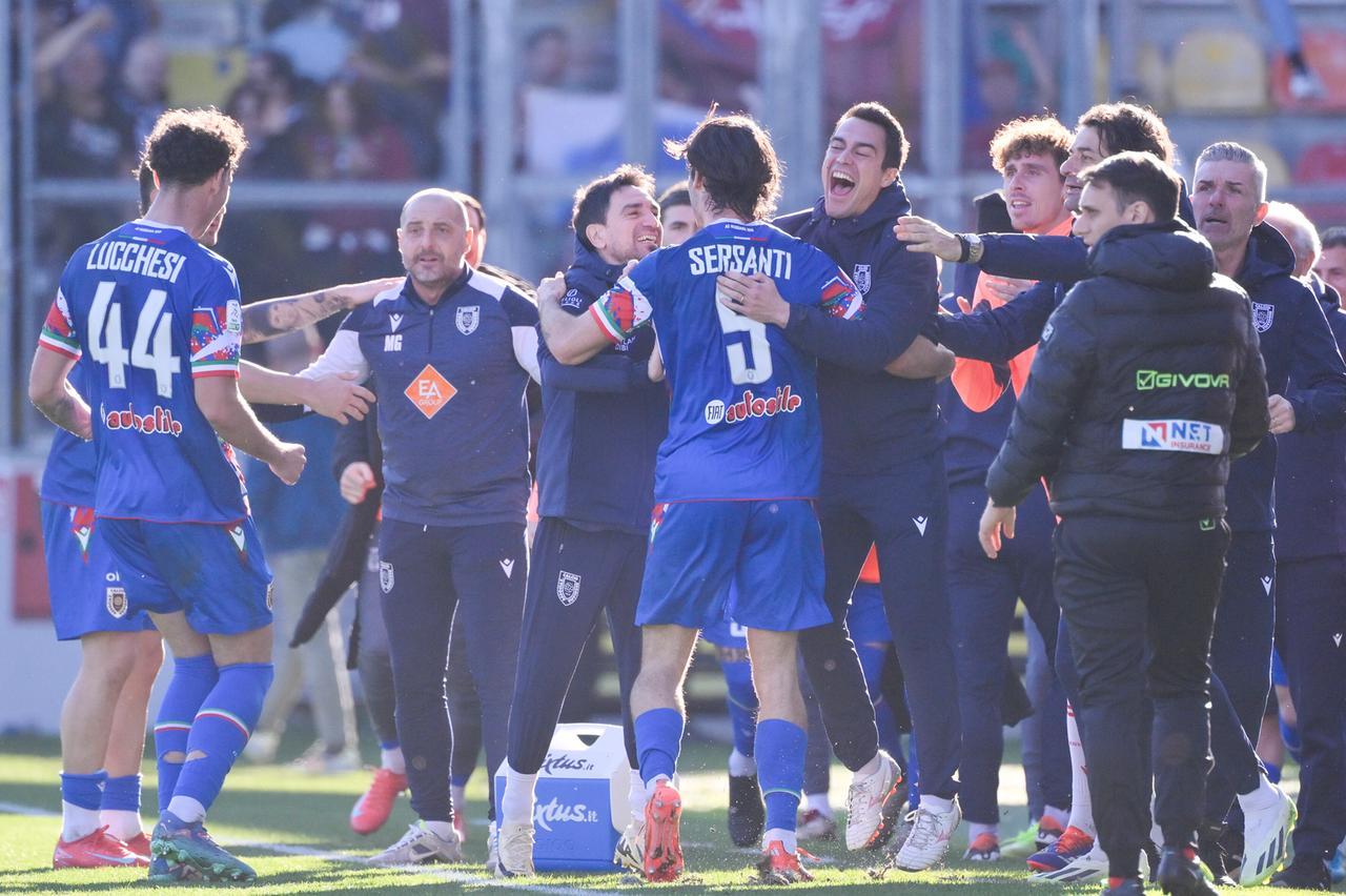 La Reggiana si illude del colpaccio, ma il Frosinone la riprende nel recupero