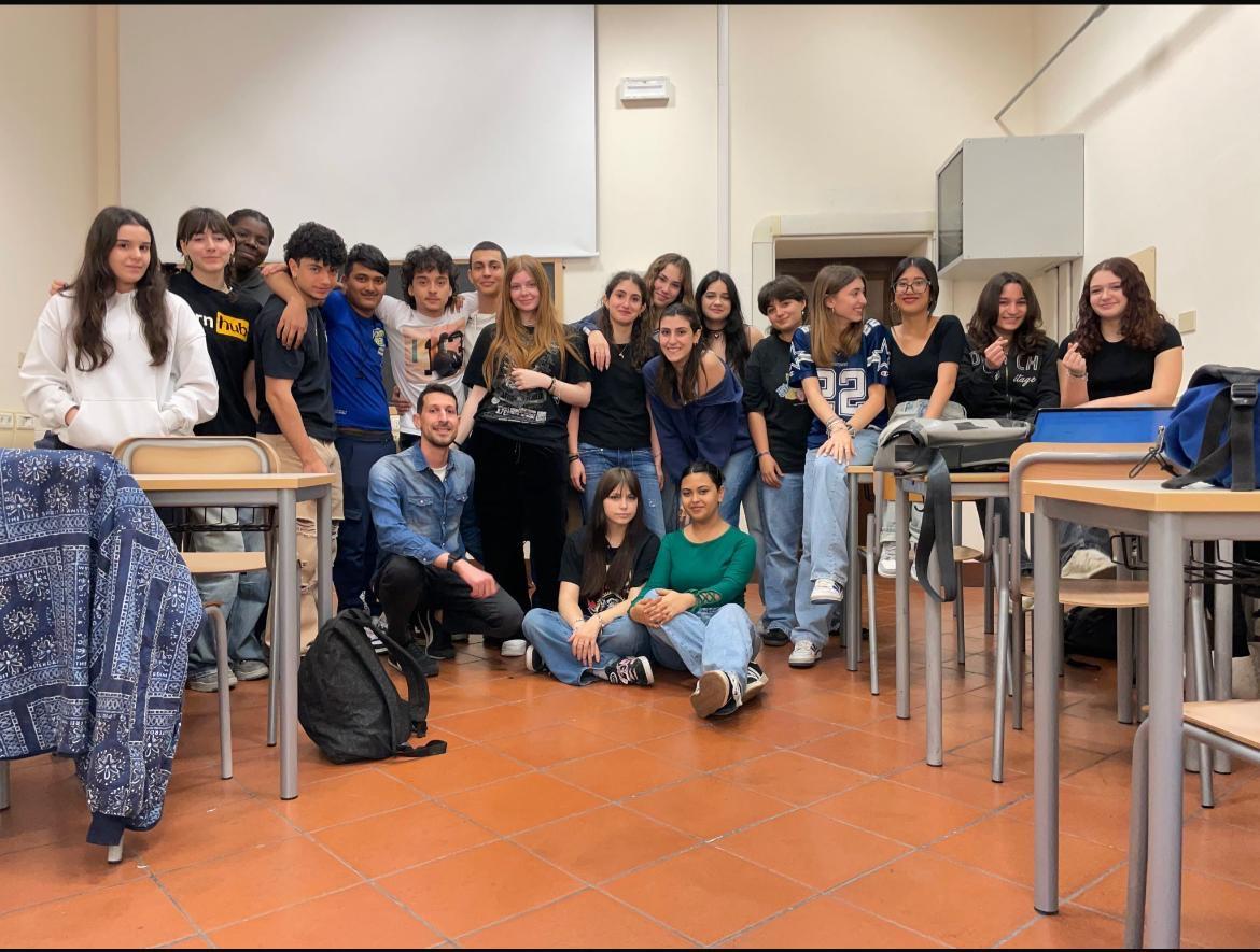 
	La classe quarta L del Venturi ha curato l'intervista

