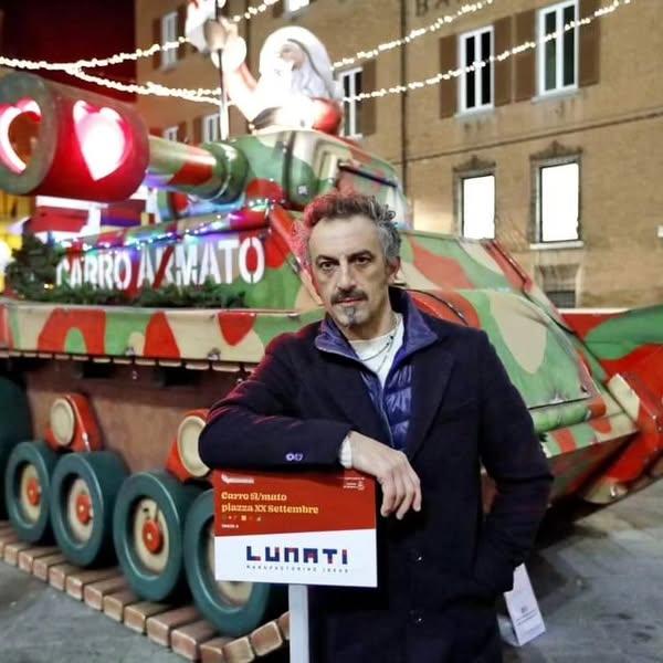 
	L'artista modenese Lorenzo Lunati con il Carro a(r)mato

