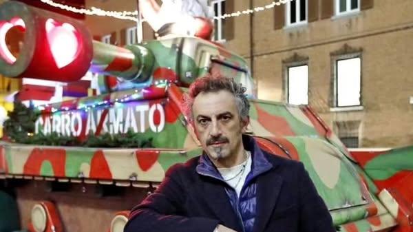 L'artista modenese Lorenzo Lunati con il Carro a(r)mato
