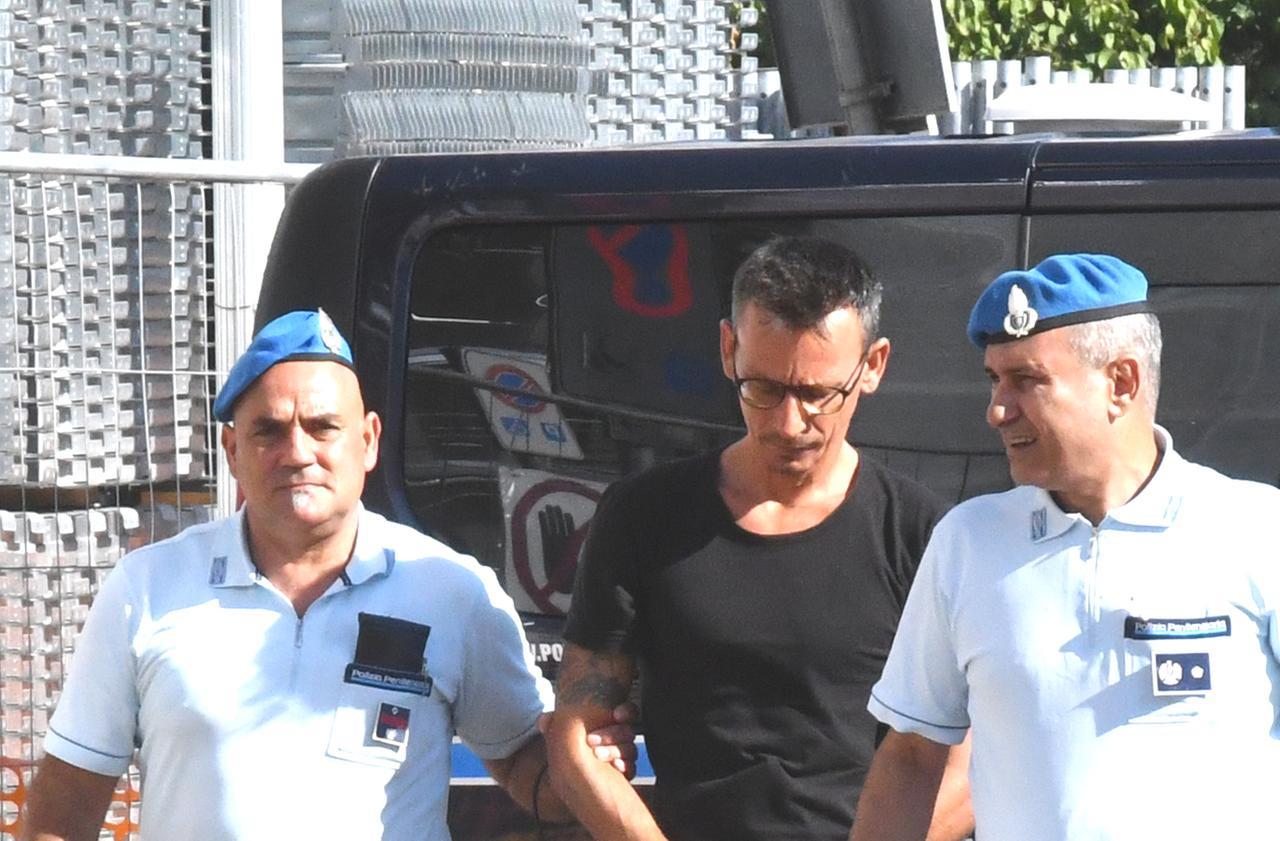 Andrea Giuntoli accompagnato in tribunale dalla polizia penitenziaria