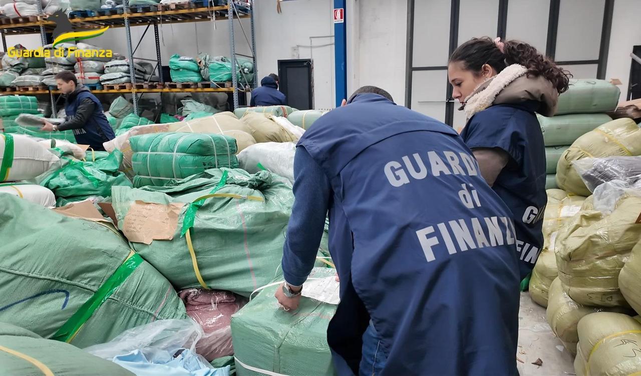 
	Il sopralluogo della guardia di finanza nel magazzino

