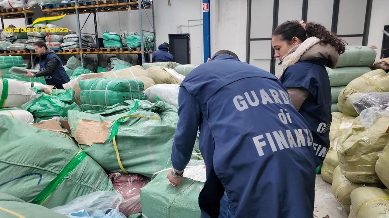 Il sopralluogo della guardia di finanza nel magazzino