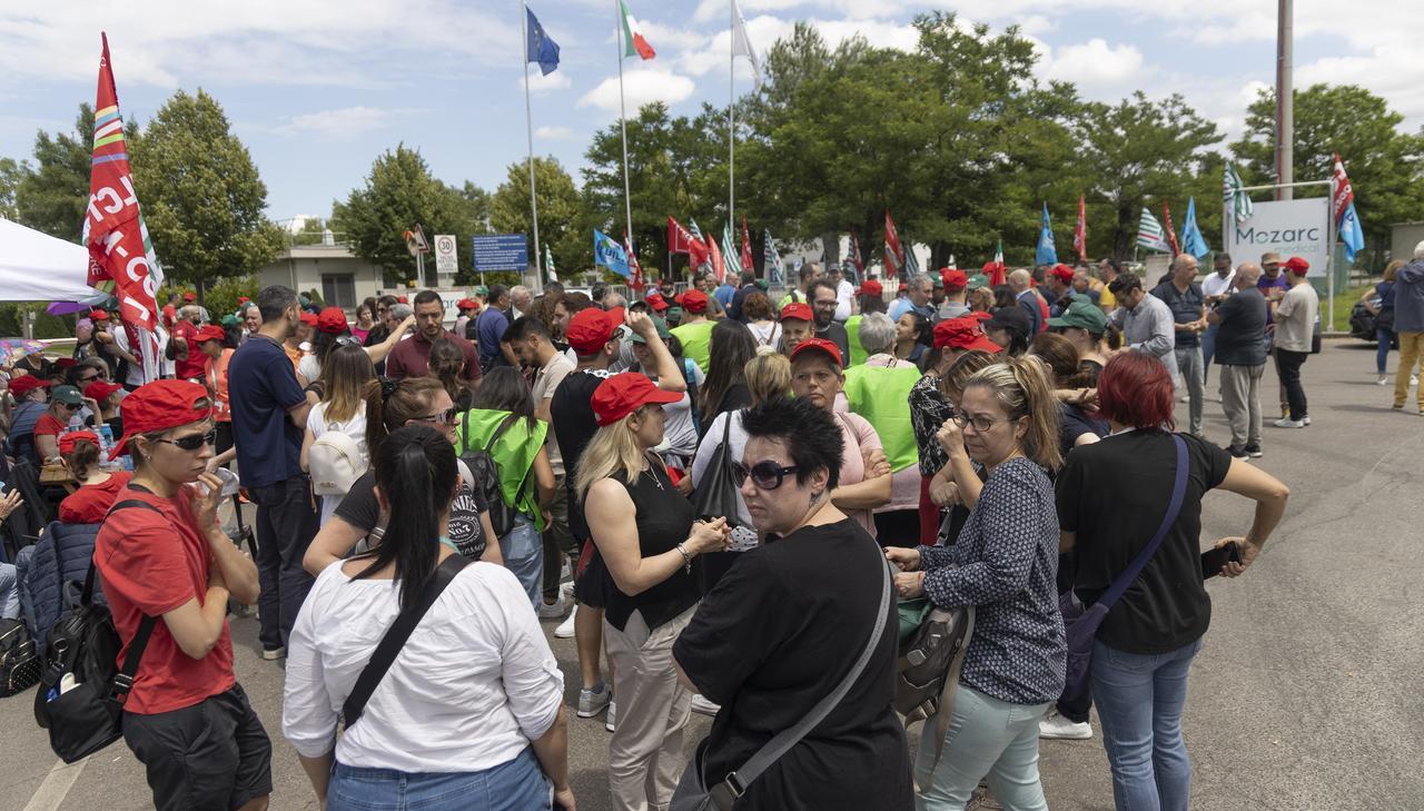 
	Lavoratori in protesta davanti all'ex Bellco nel giugno 2024

