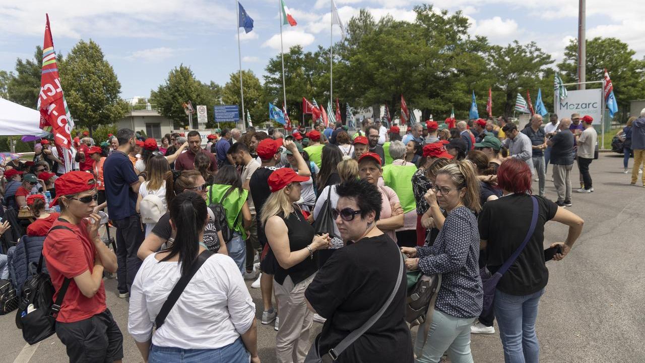 Lavoratori in protesta davanti all'ex Bellco nel giugno 2024
