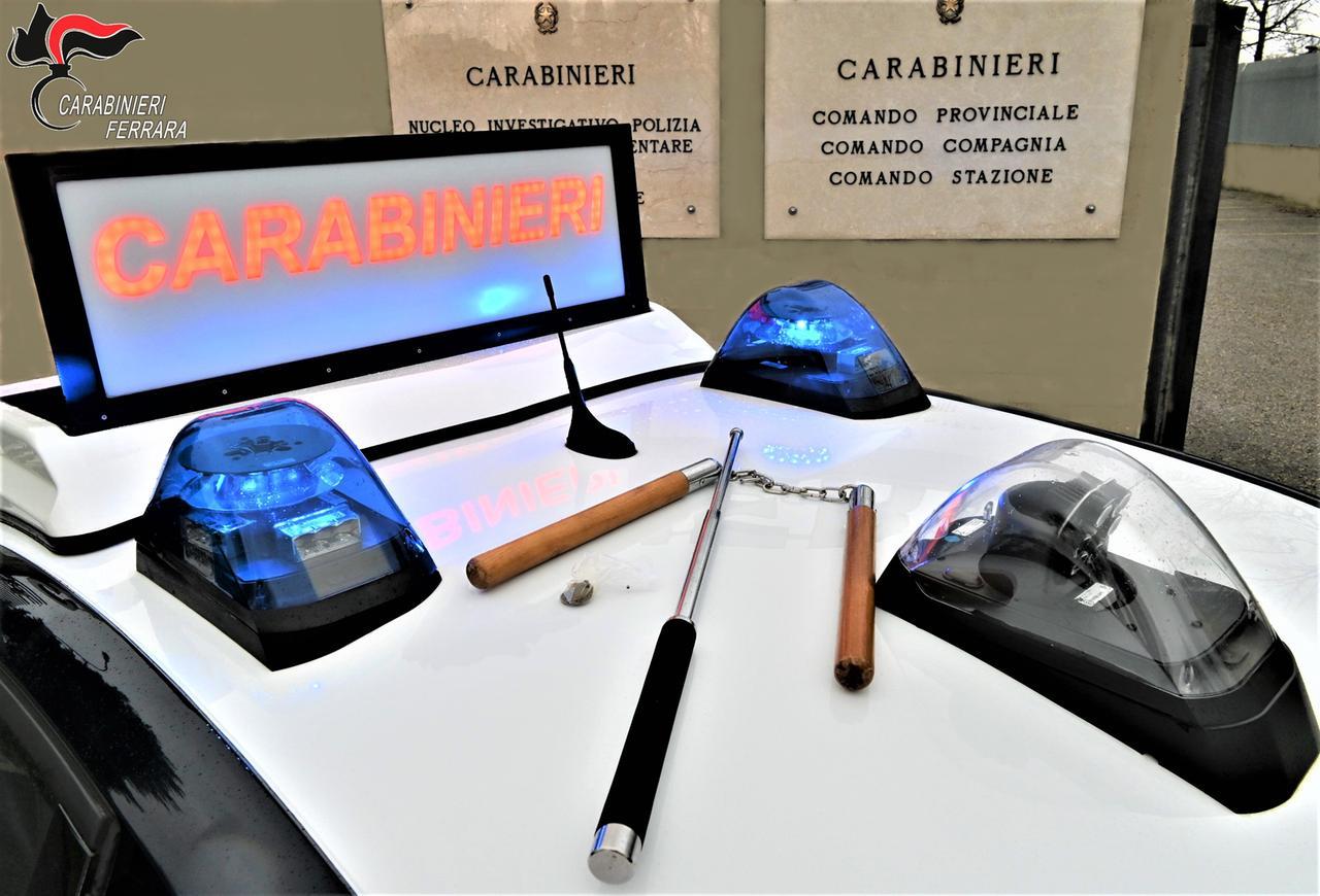 Aguscello, 22enne sorpreso con un manganello e hashish in auto: denunciato