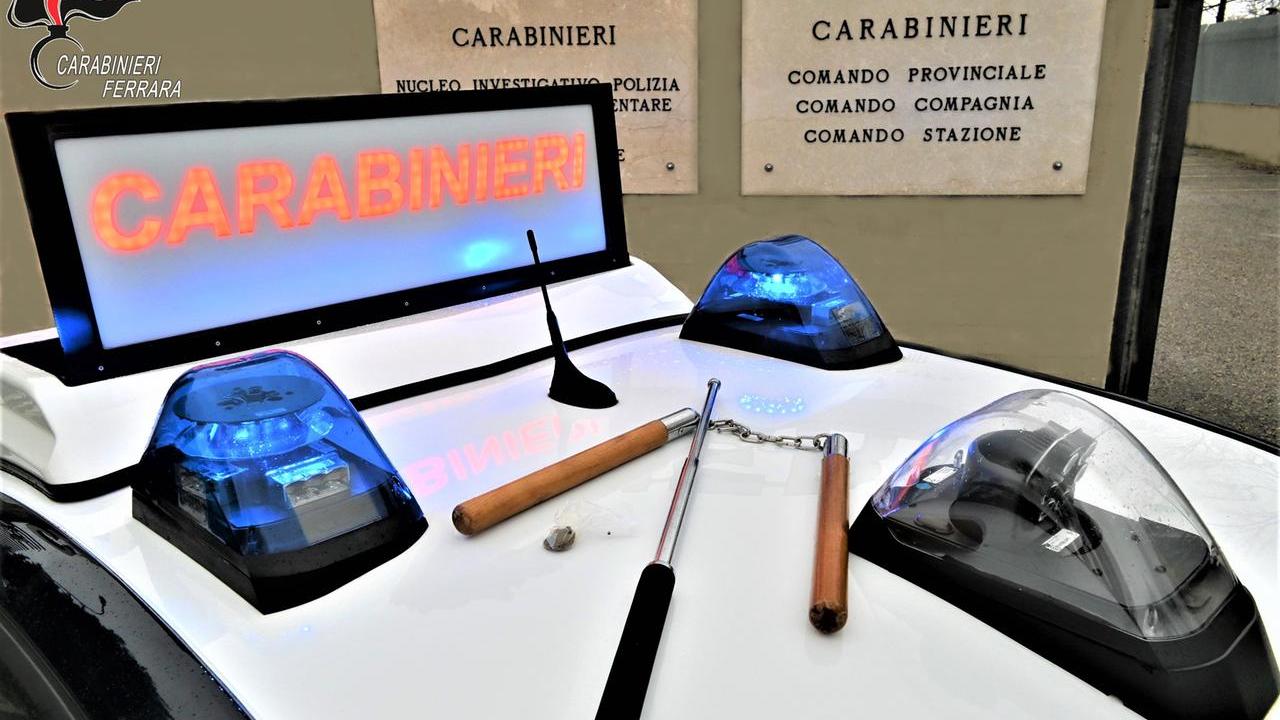 Aguscello, 22enne sorpreso con un manganello e hashish in auto: denunciato