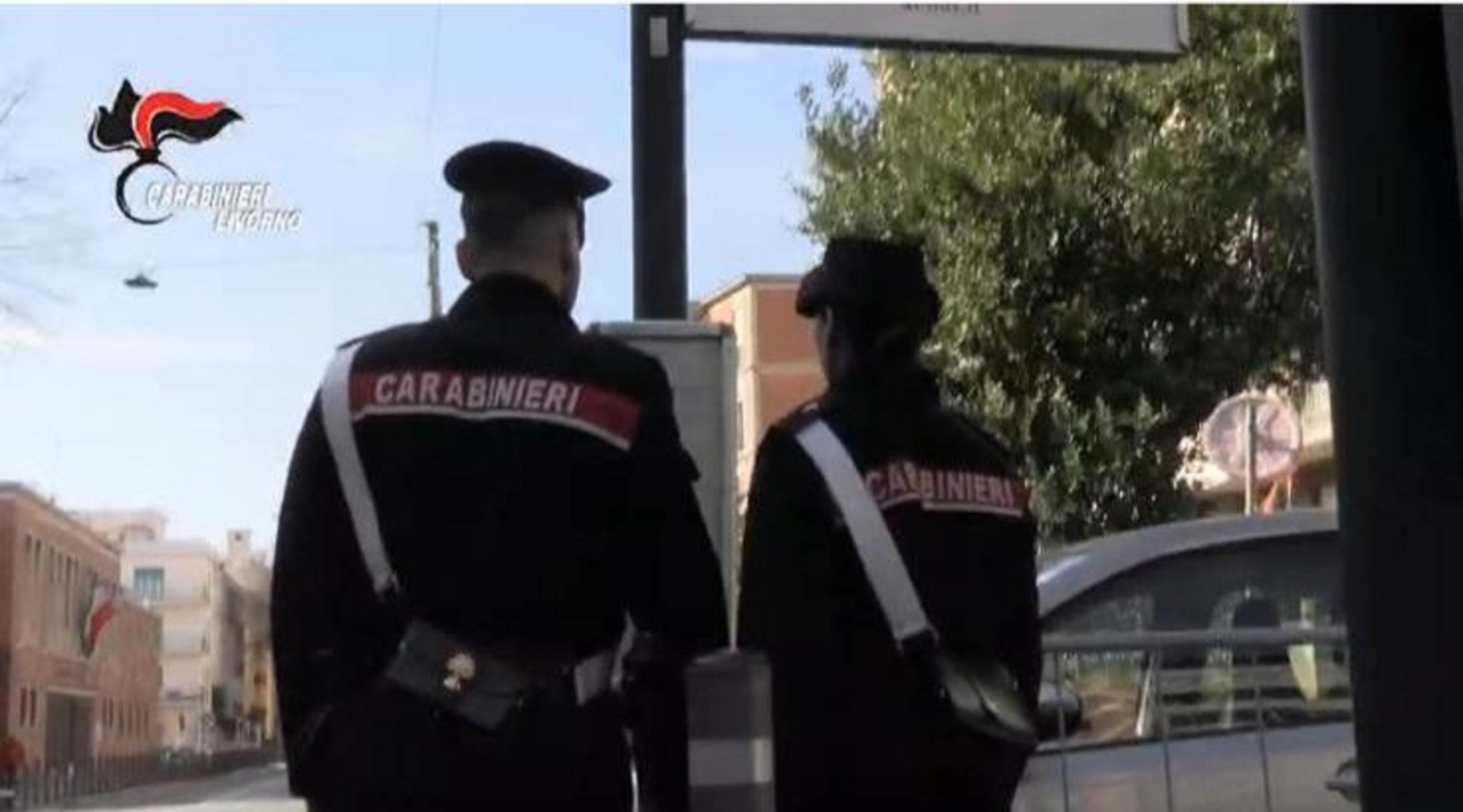 Due carabinieri in servizio (foto d'archivio)