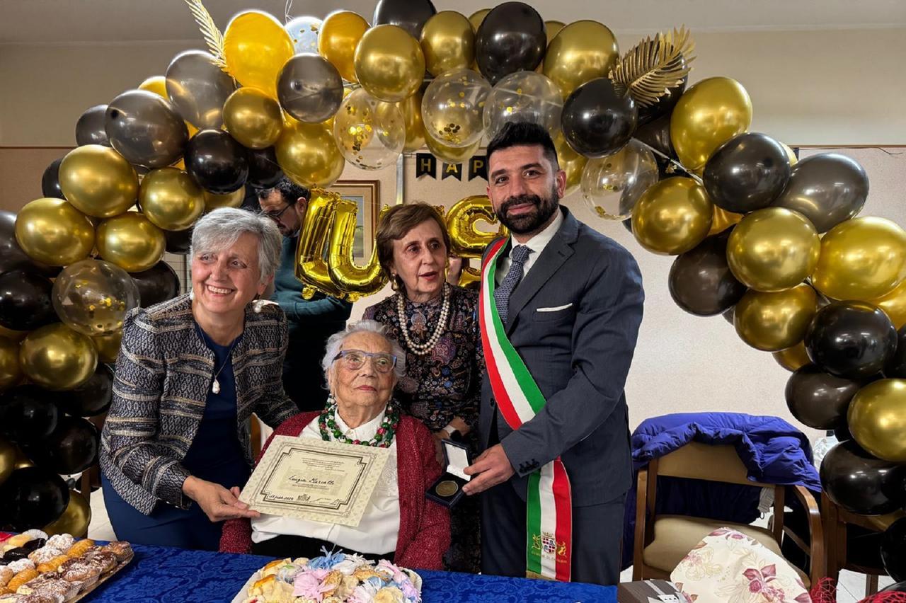 
	La signora Lisetta con le figlie (da sinistra) Myriam e Angela e il presidente del consiglio comunale di Cagliari Marco Benucci

