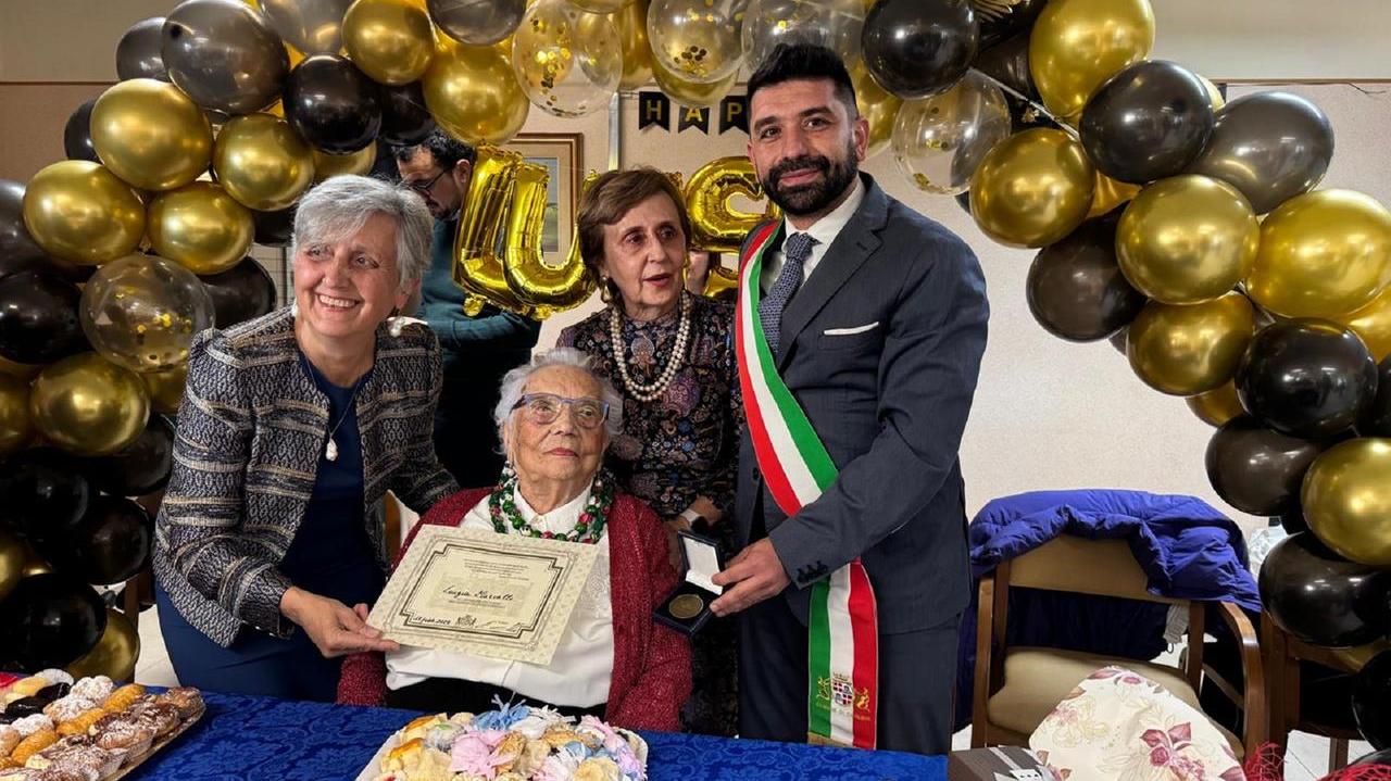La signora Lisetta con le figlie (da sinistra) Myriam e Angela e il presidente del consiglio comunale di Cagliari Marco Benucci