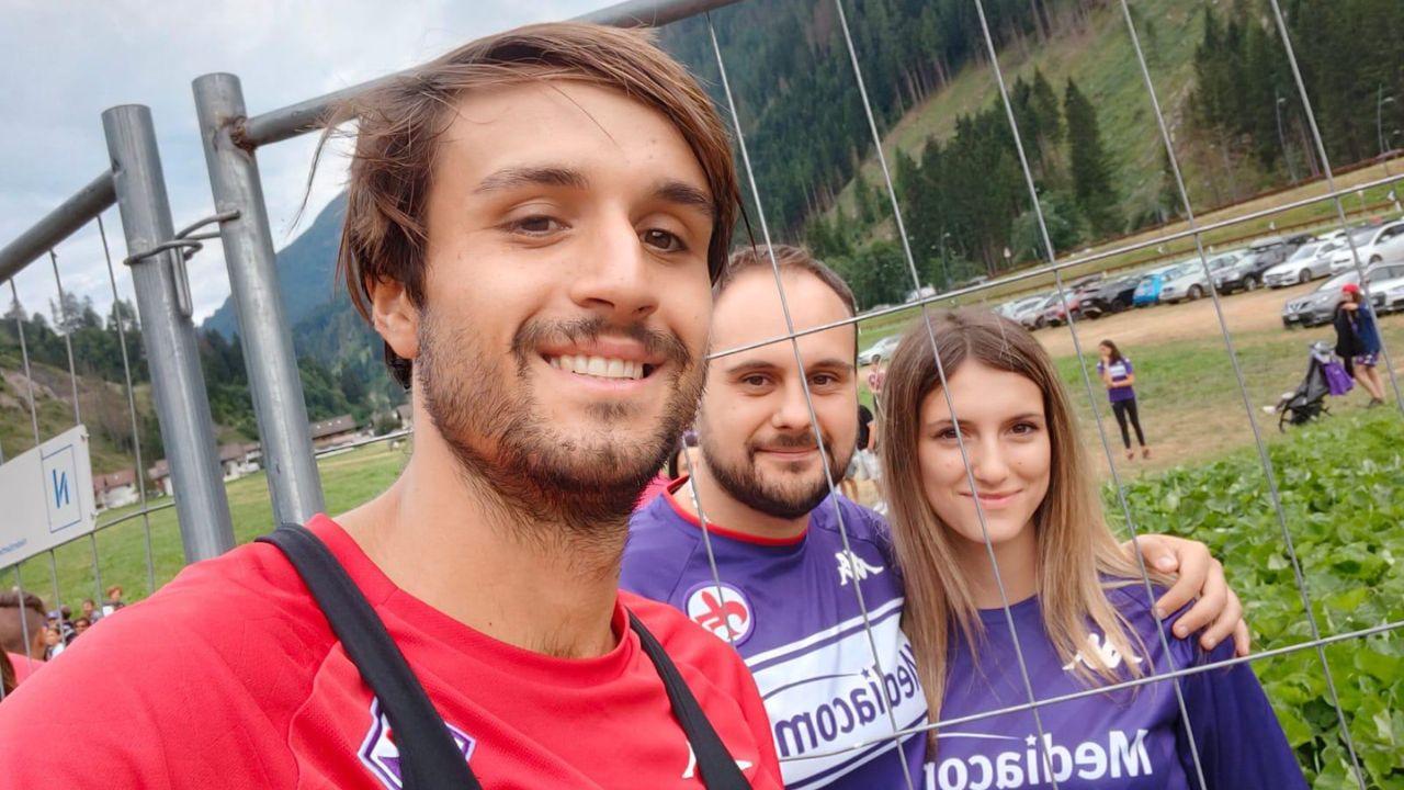 Da sinistra: Luca Ranieri, capitano viola, con Benedetta Cirri e il fratello di lei