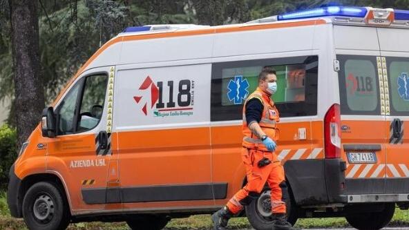 Scontro tra due bici, 60enne si rompe il femore e l’altro ciclista se ne va