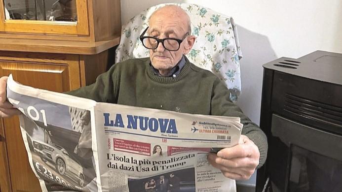 Luigi Porcu legge La Nuova Sardegna