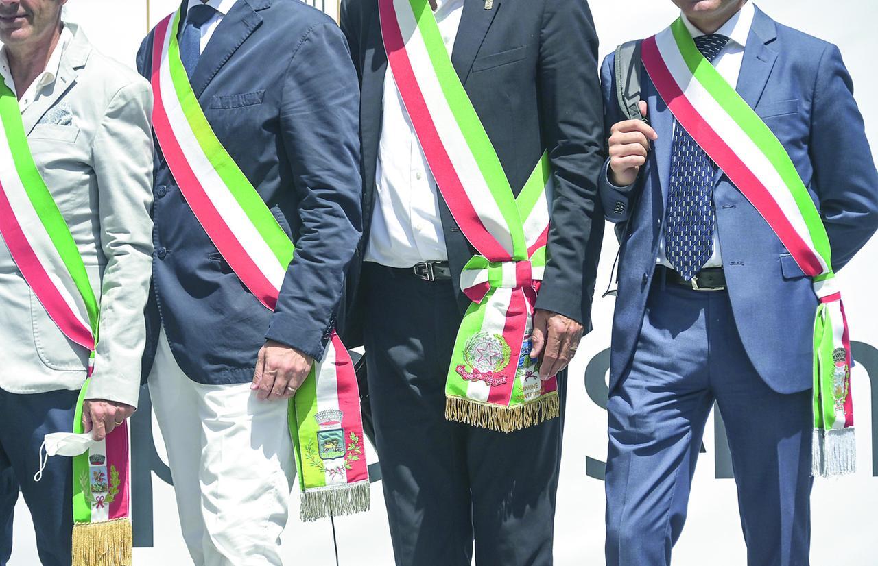 Tagli ai fondi per i comuni, i sindaci in rivolta: «Così non si può sopravvivere»