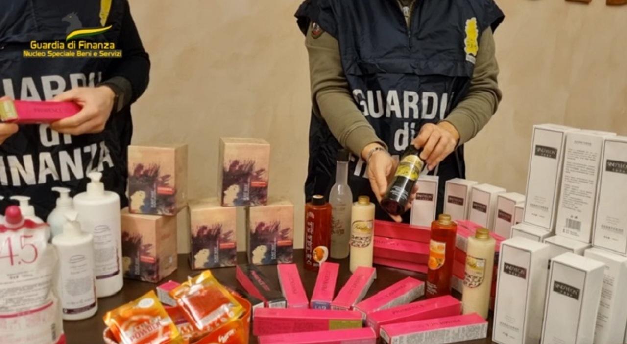 Piana di Lucca, candele e deodoranti illegali: scatta il sequestro di 1.400 pezzi