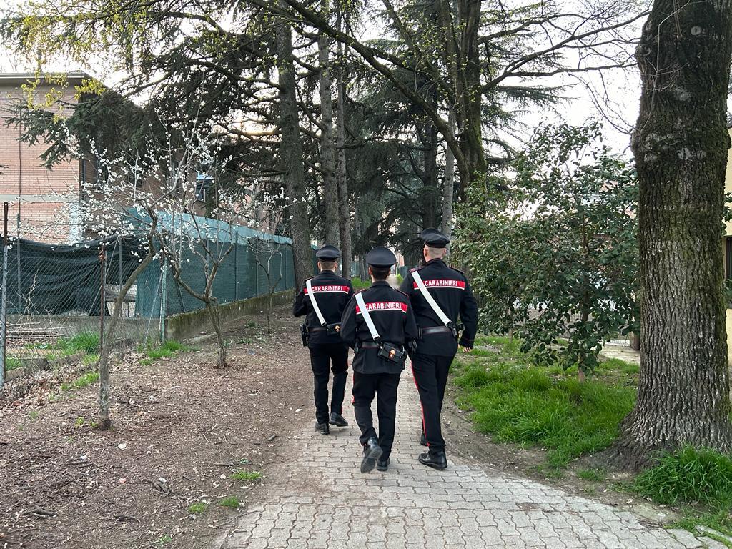 «E’ il nostro territorio». E prendono a bastonate e cinghiate due coetanei al parco: denunciati quattro ragazzini
