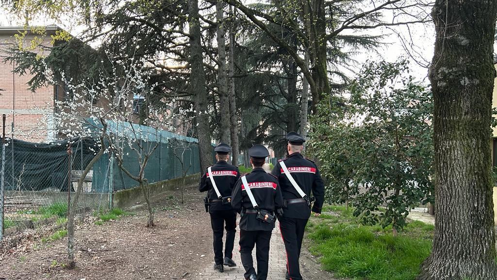 «E’ il nostro territorio». E prendono a bastonate e cinghiate due coetanei al parco: denunciati quattro ragazzini