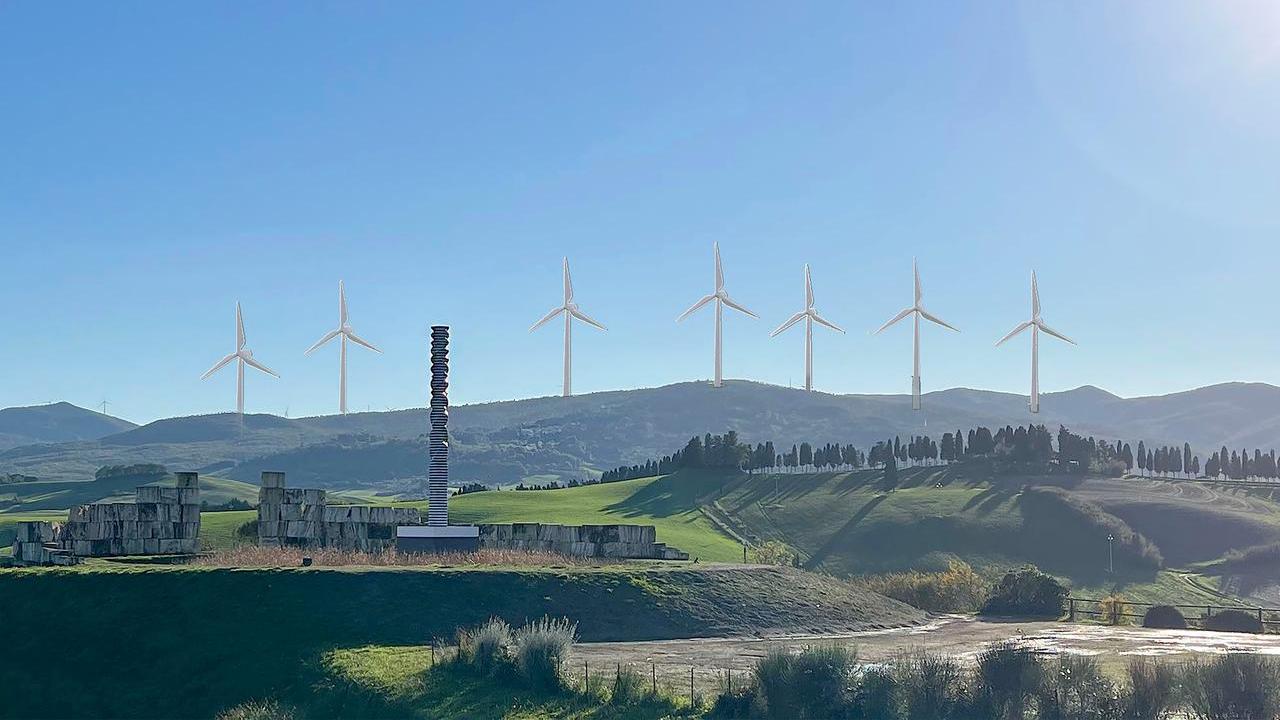 ll rendering di come potrebbe essere il parco eolico alle spalle del Teatro del Silenzio di Lajatico, in provincia di Pisa