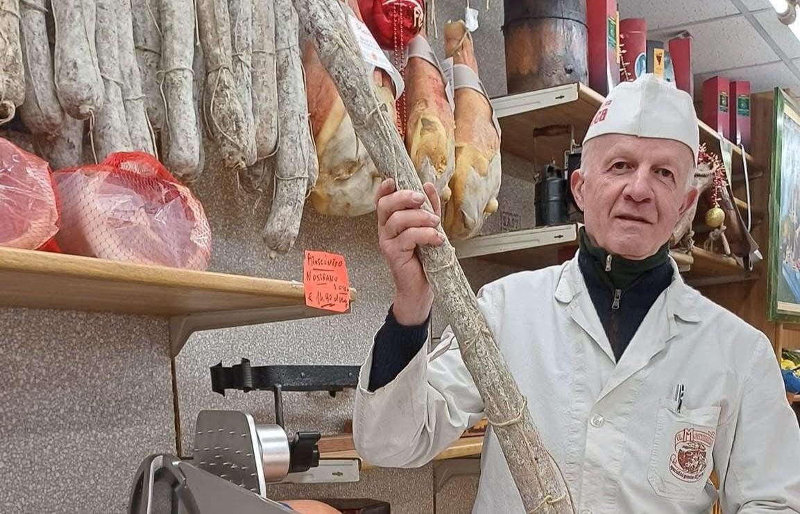 
	Prostrati nella sua bottega a Zocca

