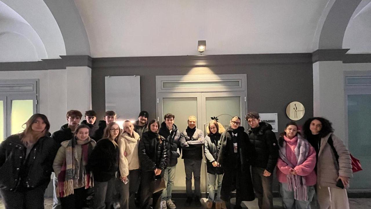 Lo chef Luca Marchini con gli studenti del Muratori-San Carlo