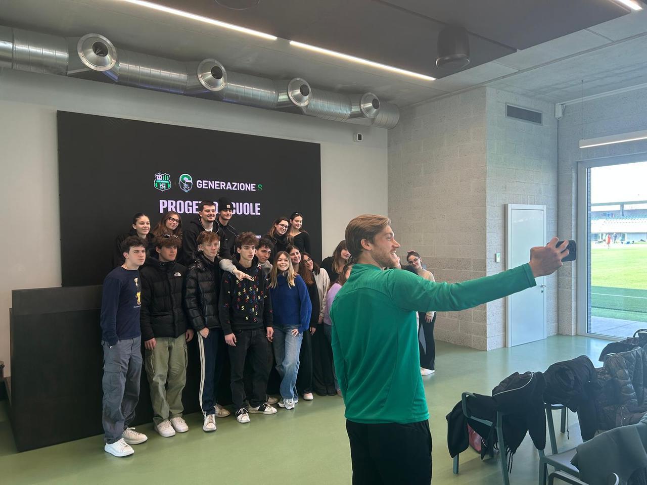 
	Il difensore del Sassuolo Filippo Romagna si fa un selfie con gli studenti della scuola Muratori-San Carlo di Modena

