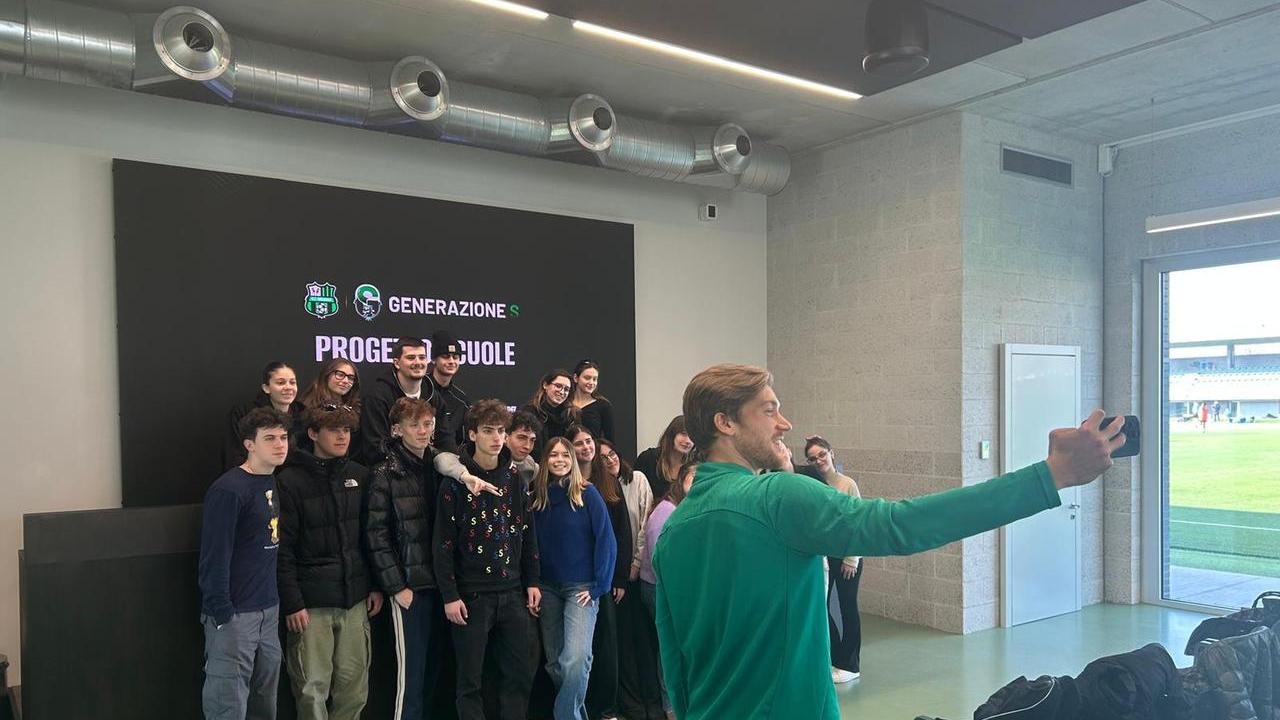 Il difensore del Sassuolo Filippo Romagna si fa un selfie con gli studenti della scuola Muratori-San Carlo di Modena