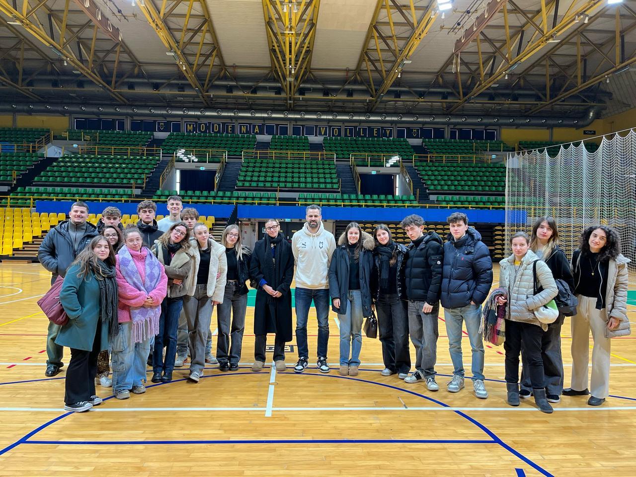 
	Jacopo Massari di Modena Volley con gli studenti al PalaPanini

