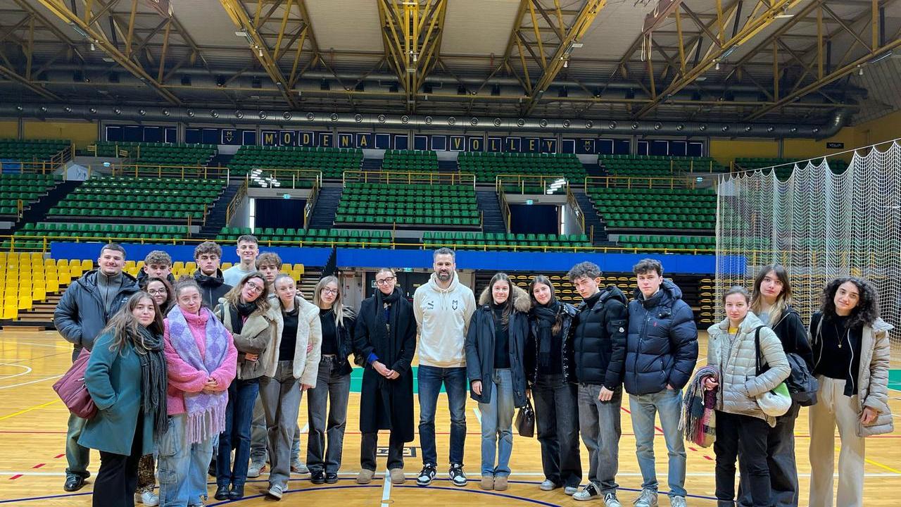 Jacopo Massari di Modena Volley con gli studenti al PalaPanini