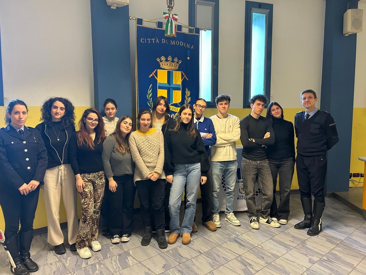 
	Gli studenti con gli agenti della Polizia locale di Modena

