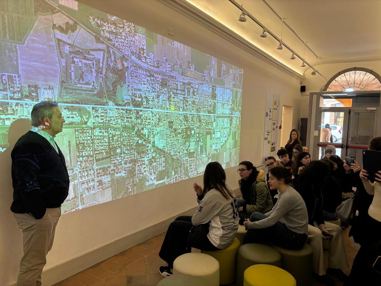
	Giovanni Gargano, sindaco di Castelfranco, discute con gli studenti di Modena


