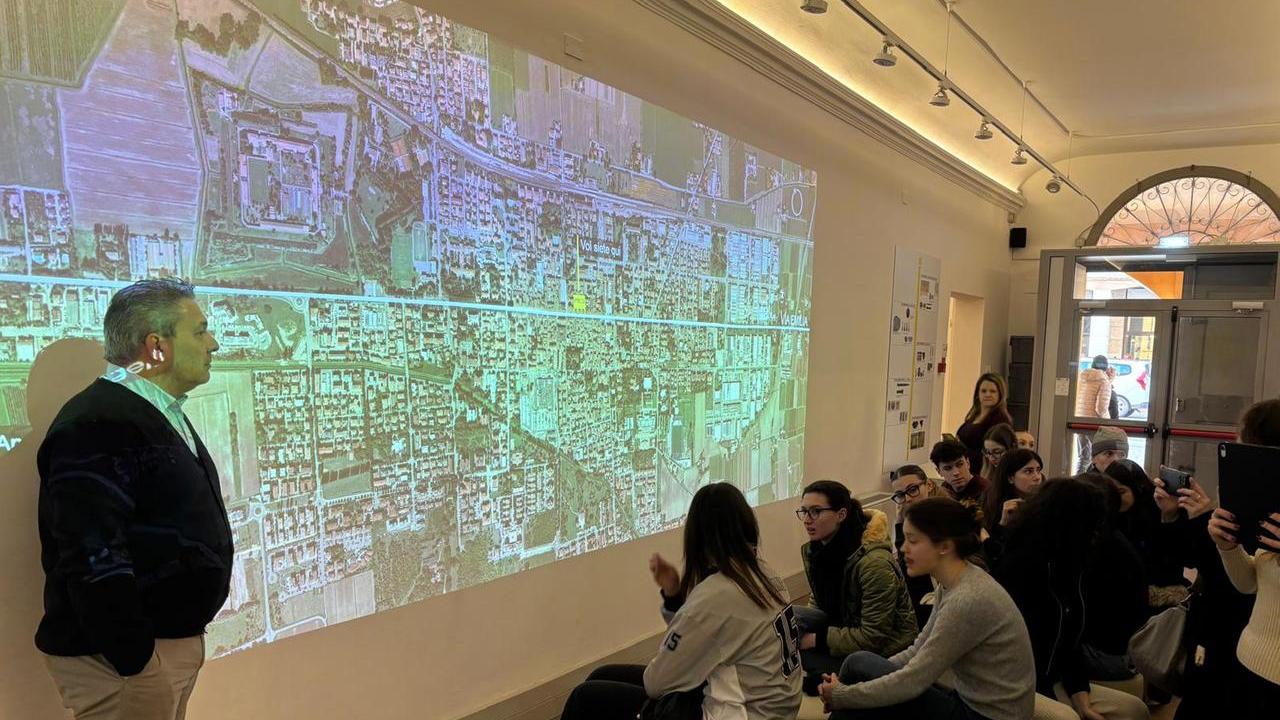 Giovanni Gargano, sindaco di Castelfranco, discute con gli studenti di Modena