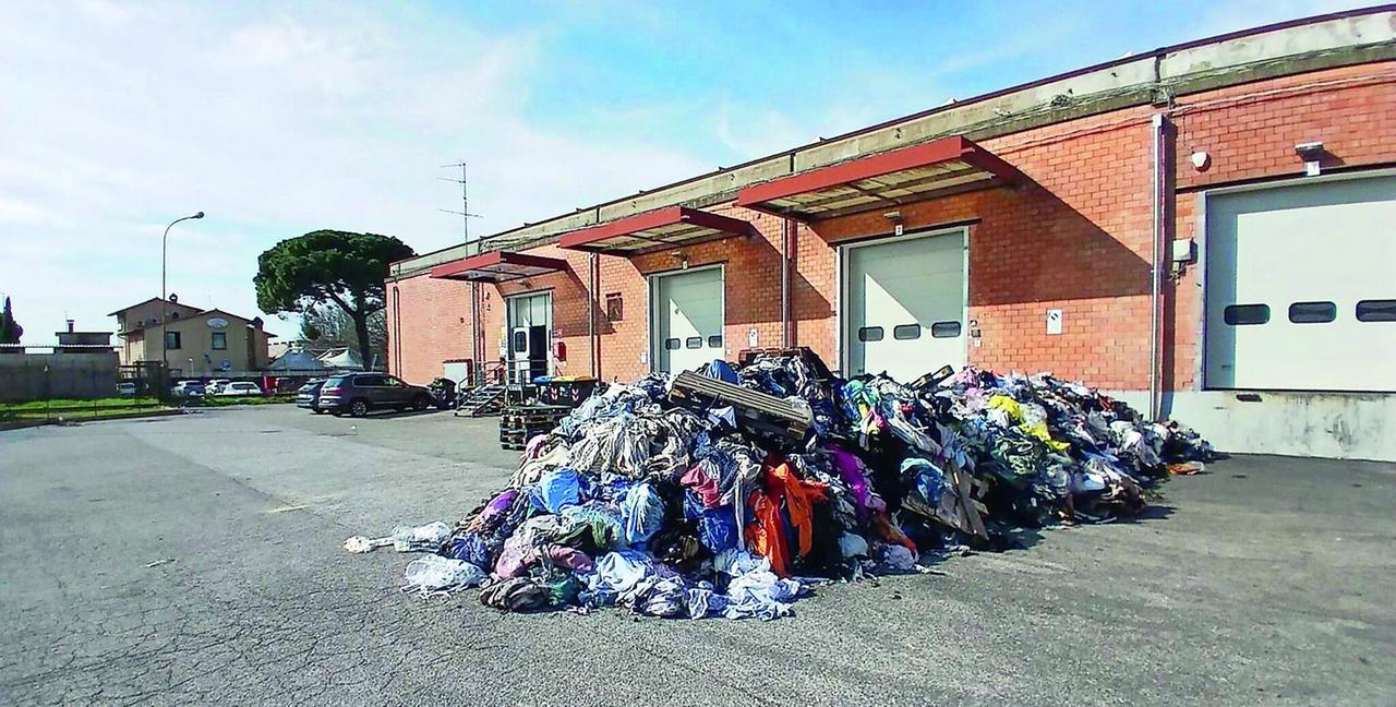 
	Gli indumenti bruciati ammassati nel piazzale della Xsd di via dei Confini

