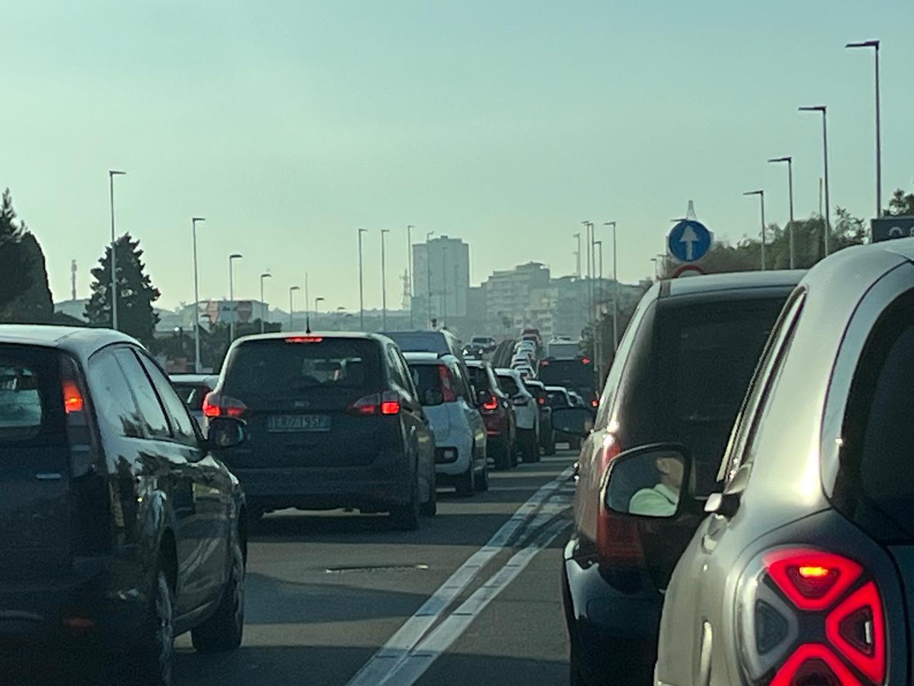 
	Traffico bloccato sull'asse mediano (<em>foto Mario Rosas</em>)

