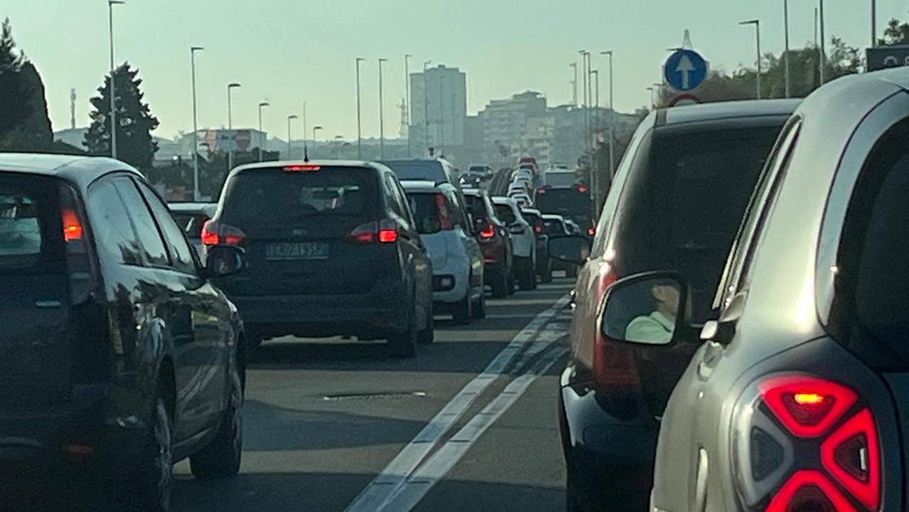 Traffico bloccato sull'asse mediano (<em>foto Mario Rosas</em>)