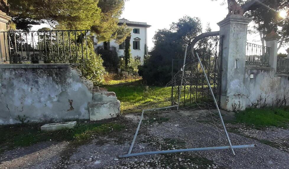 Livorno, Villa Morazzana sfregiata: divelto il cancello e scritte. Cosa dice il Comune