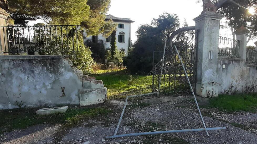 Livorno, Villa Morazzana sfregiata: divelto il cancello e scritte. Cosa dice il Comune