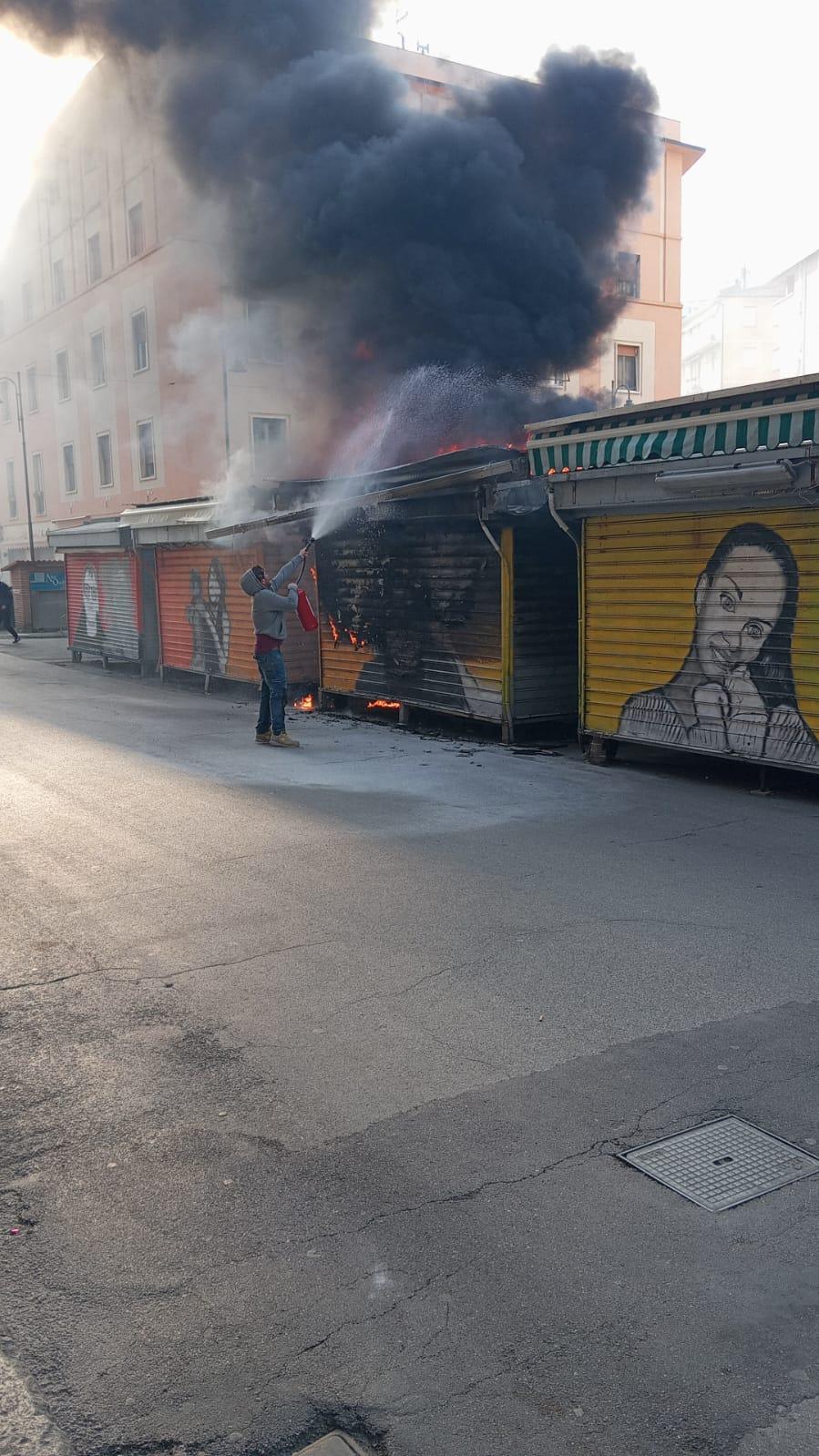 Livorno, va a fuoco un banco del mercato in via Buontalenti