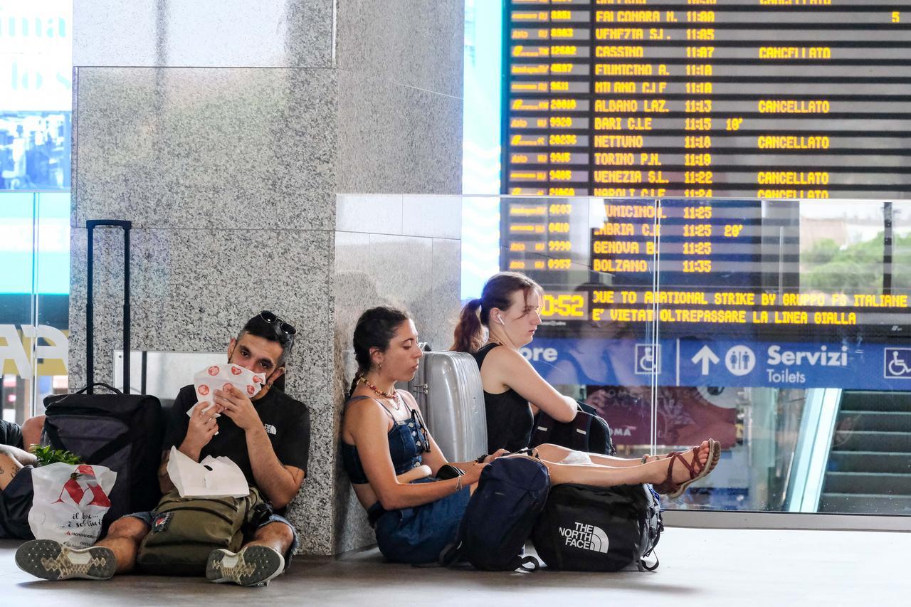 
	Passeggeri in attesa alla stazione durante uno sciopero dei treni

