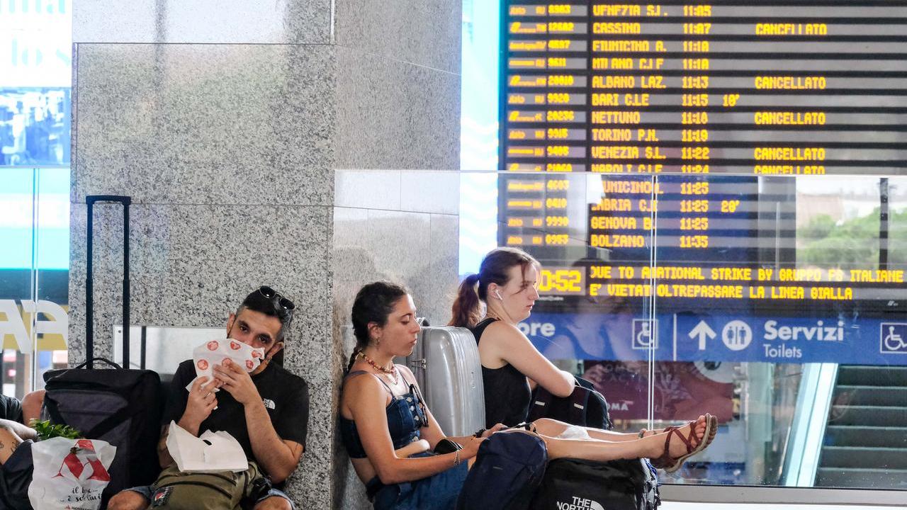 Passeggeri in attesa alla stazione durante uno sciopero dei treni
