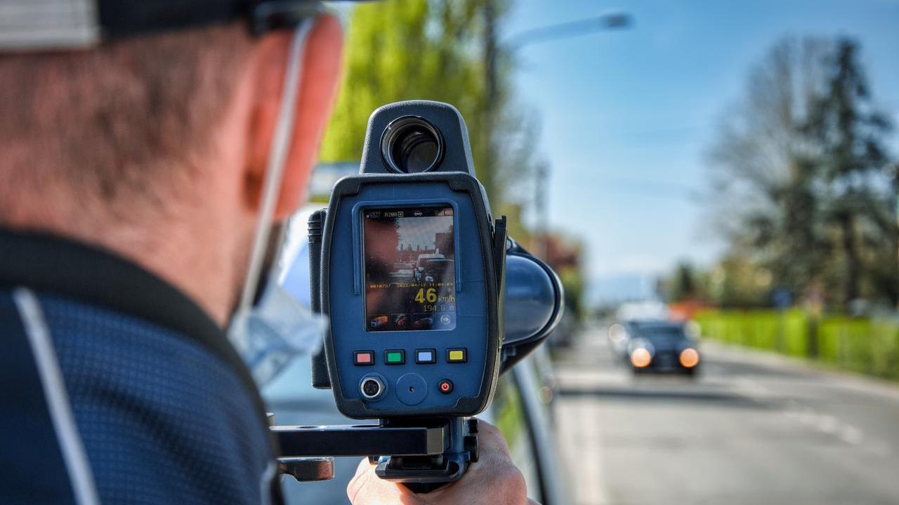 I controlli della polizia locale di Modena con il laser