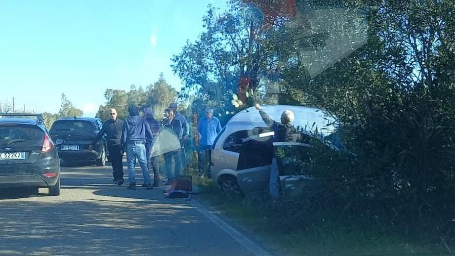 Scontro tra auto durante un sorpasso: due feriti