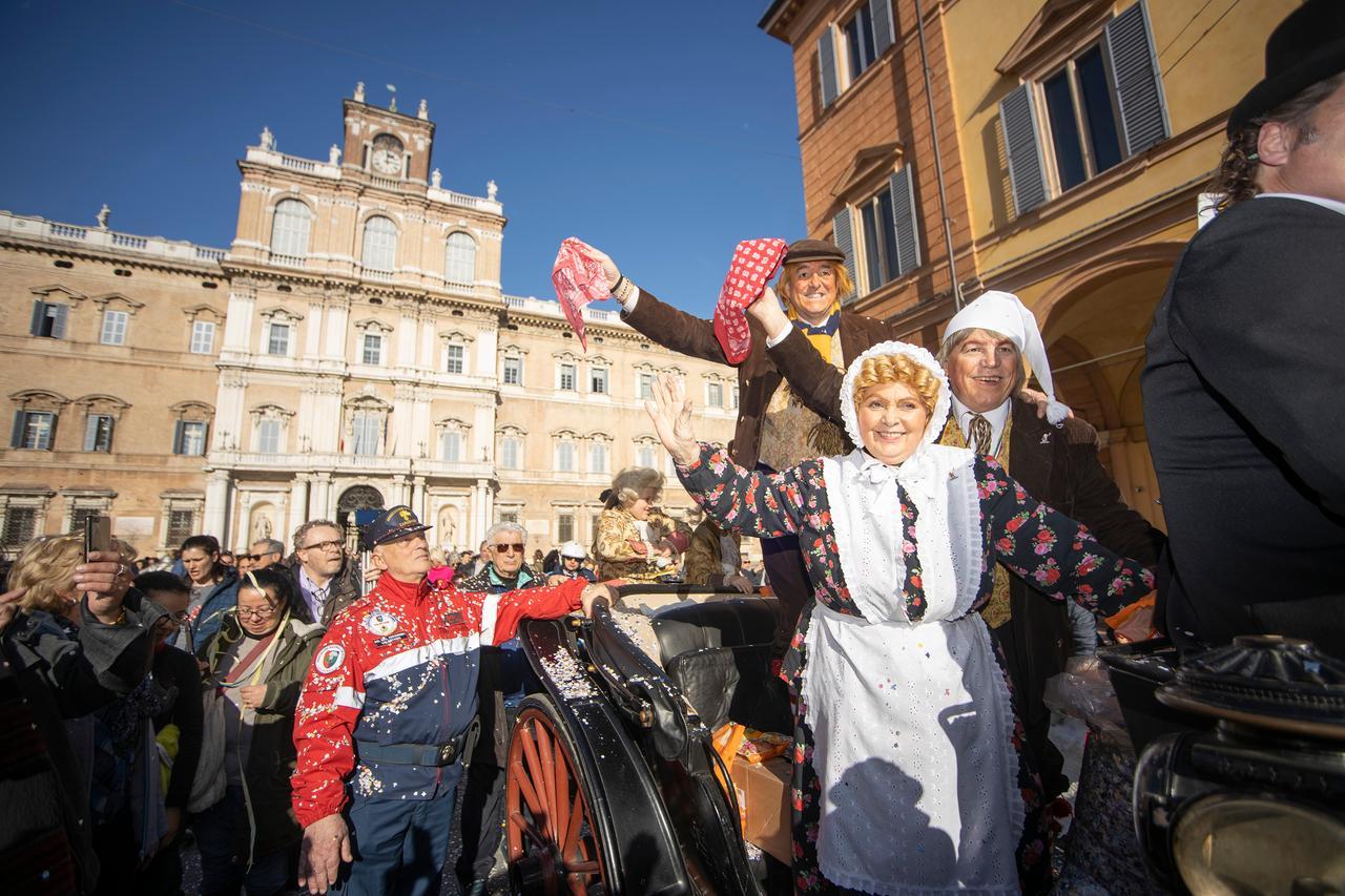 
	La Famiglia Pavironica nell'attuale formazione in una foto d'archivio


